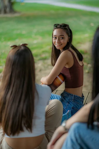 Gyönyörű Adn Sovány Lány Beszél Mosolyog Barátaival Miközben Gitár Kezében — Stock Fotó
