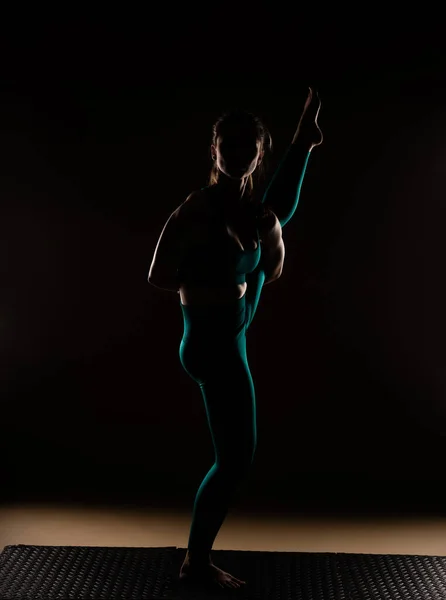 Çekici Güzel Bir Kızın Silueti Yoga Pozuna Odaklanırken Bir Bacağının — Stok fotoğraf