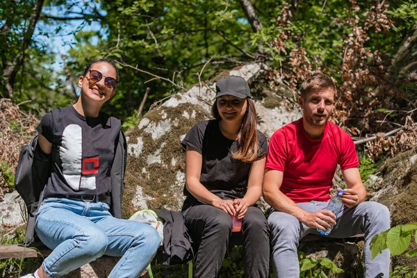 Genç Hippi Rahatlatıcı Insanlar Ormandaki Açık Havada — Stok fotoğraf