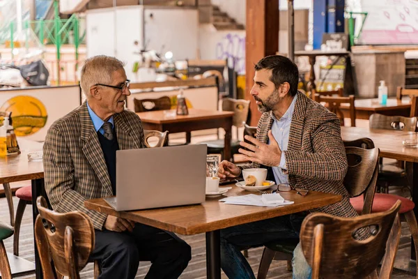 Dos Hombres Negocios Mayores Están Hablando Mientras Están Sentados Café —  Fotos de Stock