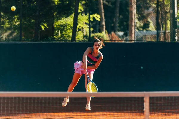 Profesyonel Donanımlı Bayan Tenisçi Güneşli Bir Günde Tenis Topu Servis — Stok fotoğraf