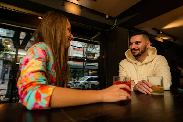 Atractivo Guapo Chico Está Teniendo Una Conversación Con Chica Bar —  Fotos de Stock