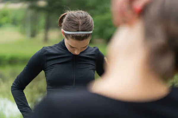 Attractives Belles Filles Sont Train Peloter Avant Étirer Extérieur — Photo