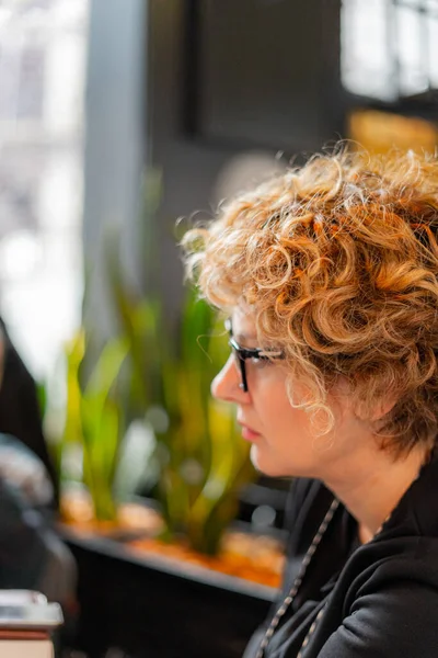 Geweldige Mooie Zakenvrouw Gericht Het Gesprek Selectieve Focus — Stockfoto