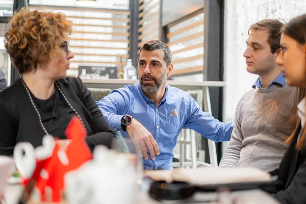 Cuatro Empresarios Amazig Están Hablando Entre Sobre Empresa — Foto de Stock