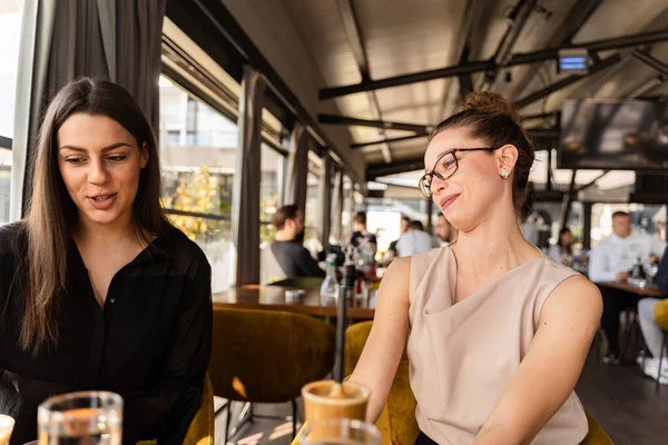 Dos Mujeres Negocios Increíbles Hermosas Están Hablando Sonriendo —  Fotos de Stock