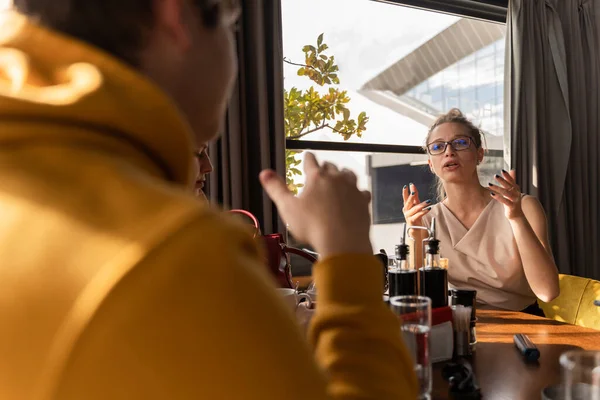 Skupina Mladých Podnikatelů Kavárně Schůzku Své Firmě — Stock fotografie