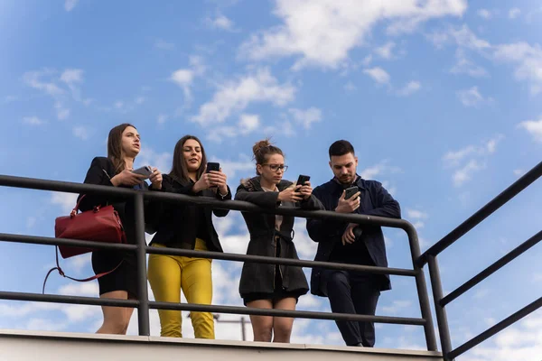 Gruppo Giovani Uomini Affari Stanno Controllando Loro Telefoni Insieme — Foto Stock