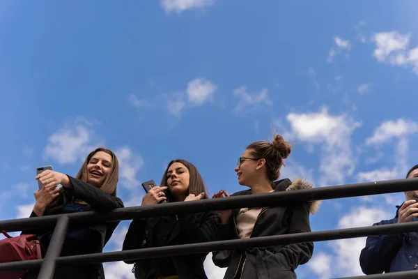 Grupo Empresários Incríveis Jovens Estão Sorrindo Juntos Baixo Ângulo — Fotografia de Stock