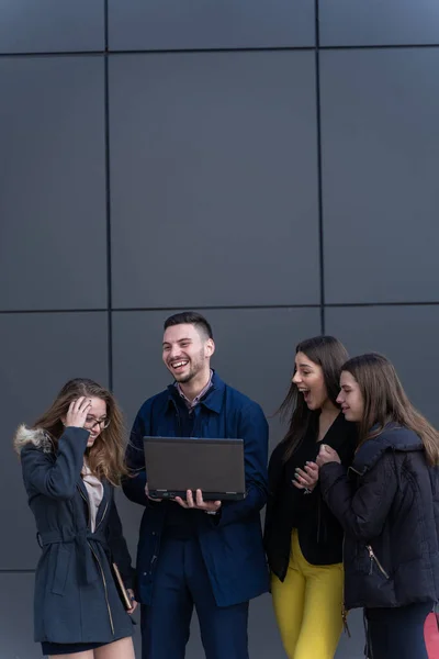 Bir Grup Genç Adamı Dizüstü Bilgisayara Bakıyor Birlikte Gülüyorlar — Stok fotoğraf