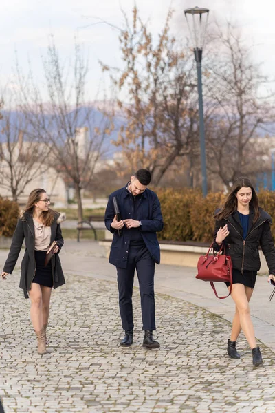 Grupo Jovens Empresários Estão Caminhando — Fotografia de Stock