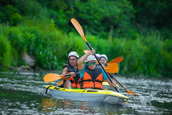 Adultos Kayakistas Masculinos Están Haciendo Kayak Juntos Mientras Son Seguidos —  Fotos de Stock