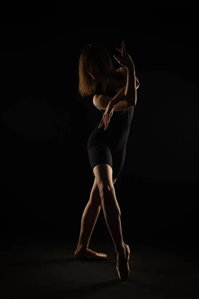 Silhuett Ung Ballerina Poserar Och Olding Hennes Hållning — Stockfoto