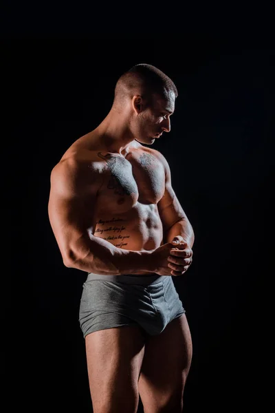 Muscular Ajuste Fisiculturista Fitness Modelo Masculino Posando Sobre Fundo Preto — Fotografia de Stock