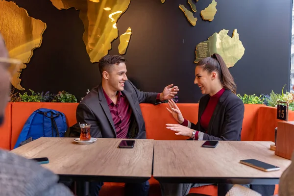 Bir Grup Çok Irklı Insan Kafede Oturup Gülerken Planlarından Bahsediyorlar — Stok fotoğraf