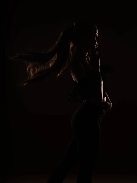 Silhouette Beautiful Girl Posing Studio While Fliping Her Hair — Stockfoto