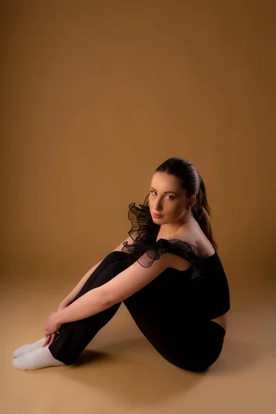 Beautiful Girl Posing While Sitting Floor Touching Her Feet — Stock Photo, Image