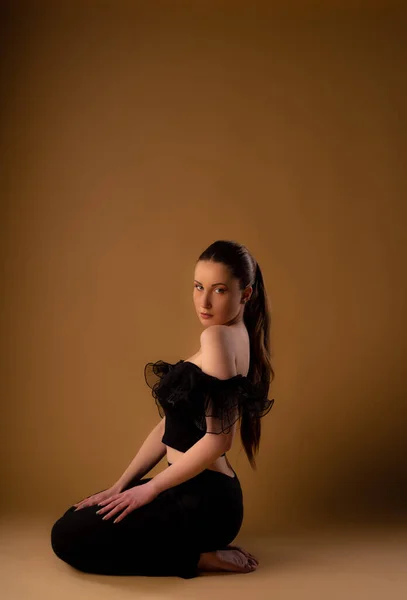 Beautiful Girl Posing Floor Studio While Looking Camera — Stock Photo, Image