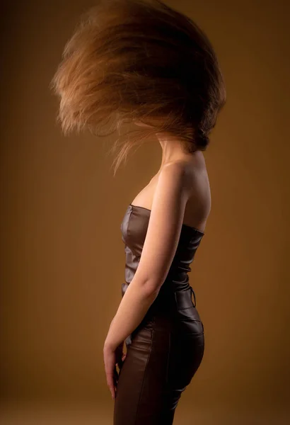 Κορίτσι Στο Στούντιο Πετάει Μαλλιά Της Ενώ Στέκεται — Φωτογραφία Αρχείου