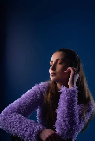 Mooie Girll Poseren Met Haar Ogen Dicht Studio Blauwe Achtergrond — Stockfoto