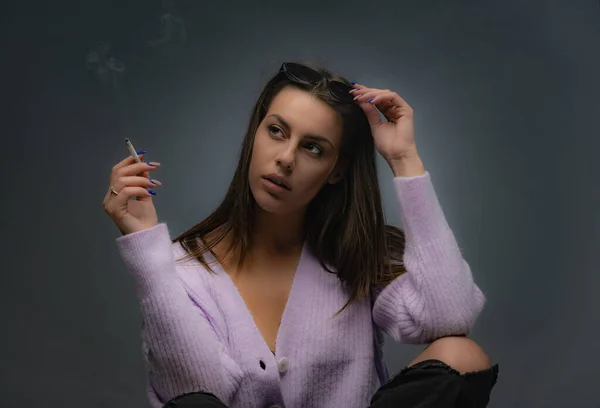 Aantrekkelijk Mooi Heet Meisje Poseert Met Sigaret Haar Hand Tijdens — Stockfoto