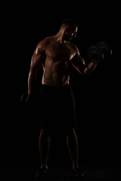 赤身裸体 英俊的男人在健身房举重的同时 却全神贯注于自己的肌肉 — 图库照片
