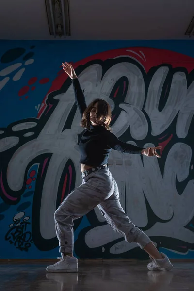 Sylwetka Młodej Kobiety Tancerki Hiphop Breakdancer Tańczącej Tle Studia Graffiti — Zdjęcie stockowe