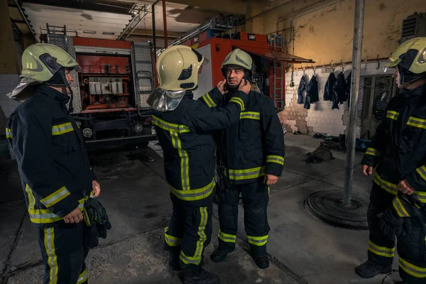 Bombeiros Preparar Para Serviço Emergência Bombeiros Vestindo Luvas — Fotografia de Stock