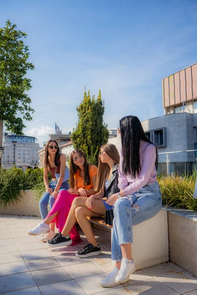Quatro Garotas Atraentes Bonitas Estão Saindo Divertindo Enquanto Conversam — Fotografia de Stock