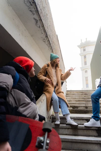 Grupo Amigos Increíbles Atractivos Ríen Hablan Algo Serio — Foto de Stock