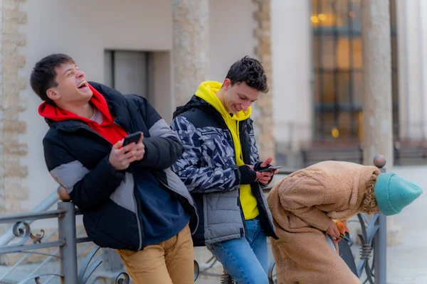 Group Amazing Beautiful Youg Friends Laughing Phones — Foto de Stock