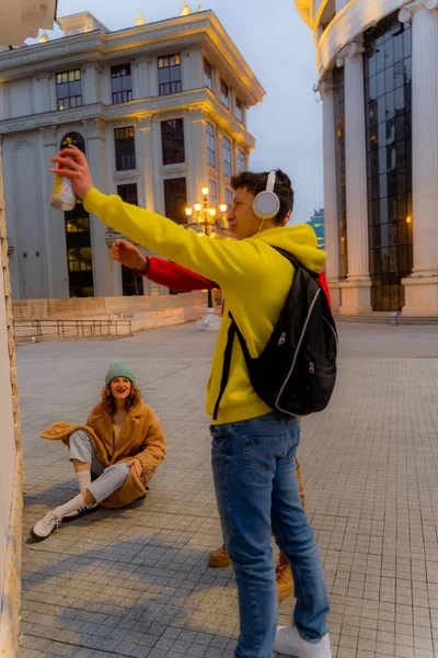 Group Amazing Attractive Friends Spray Painting — Fotografia de Stock