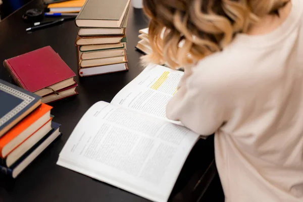 Mädchen Lernt Und Liest Auf Einem Schreibtisch Einer Bibliothek — Stockfoto