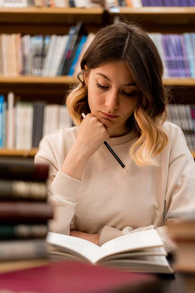Beautiful Girl Thinking Her Studies Reading Library — Stockfoto