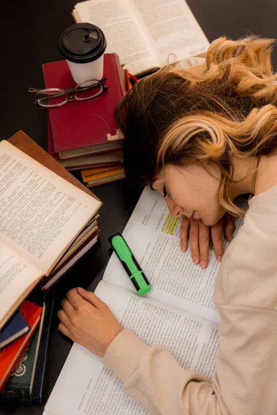 Beautiful Girl Sleeping Desk Because Studying College Library — Foto de Stock