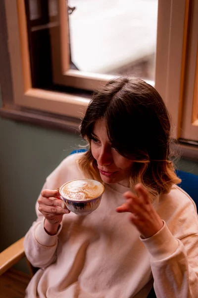 Beautiful Girl Talking While Drinking Coffee Cafe — Stock Photo, Image
