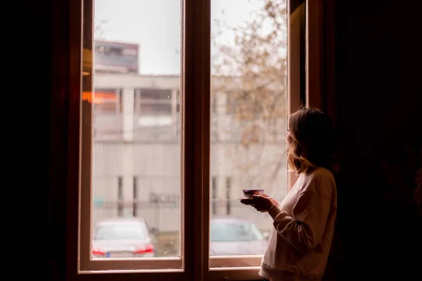Flicka Tittar Genom Fönstret Medan Dricker Kaffe — Stockfoto