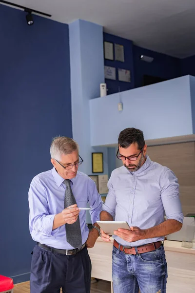 Two Senior Businessmen Having Conversation Together Looking Project Tablet —  Fotos de Stock