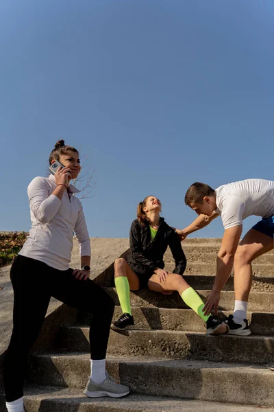 Två Fantastiska Och Attraktiva Passform Vänner Ger Hjälpande Hand — Stockfoto