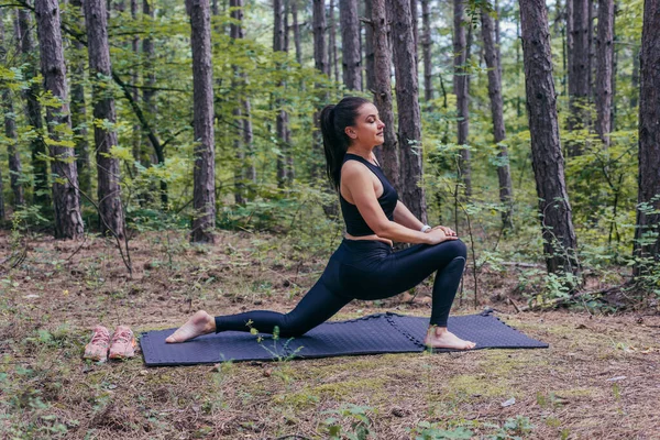 Mujer Deportiva Joven Sana Está Haciendo Splits Una Estera Yoga — Foto de Stock