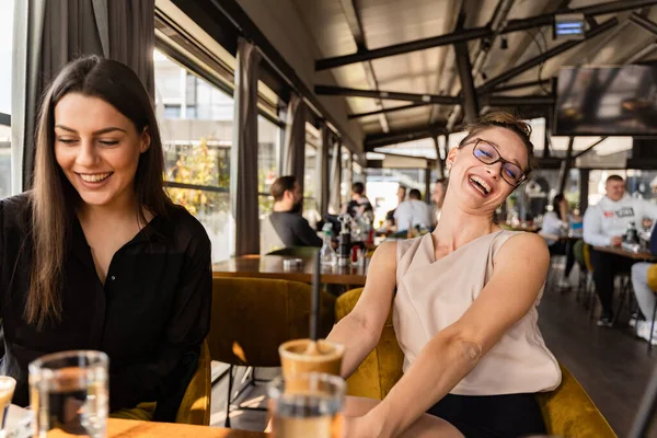 Duas Mulheres Negócios Incríveis Bonitas Estão Rindo Juntas — Fotografia de Stock