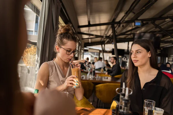 Increíble Atractiva Jefa Dama Está Hablando Mientras Bebe Café —  Fotos de Stock