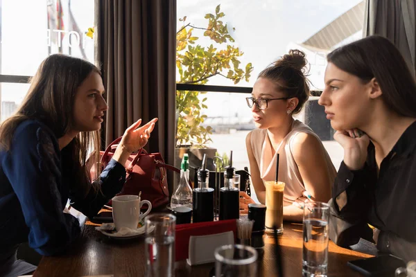 Grupo Jóvenes Empresarios Están Teniendo Una Reunión Importante Cafetería —  Fotos de Stock