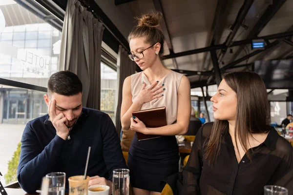 Attractive Beautiful Boss Lady Disappointed Her Employee — Stockfoto