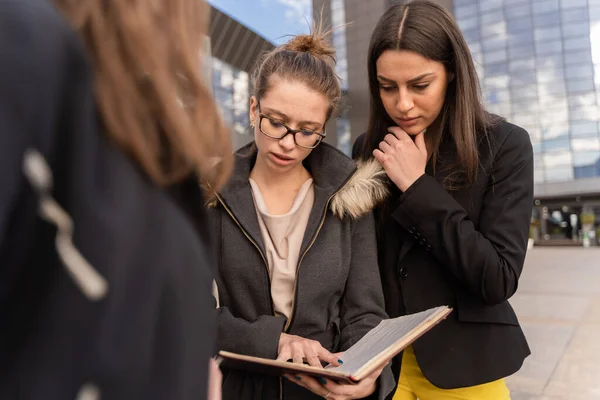 Group Young Business People Having Discussion Plans — Photo