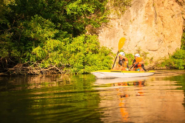 Pareja Kayak Juntos Mientras Que Hacia Los Kayakistas Que Reúnen —  Fotos de Stock