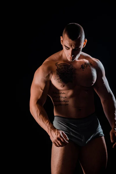 Silný Pohledný Mladý Muž Předvádí Své Svalnaté Trup Biceps — Stock fotografie