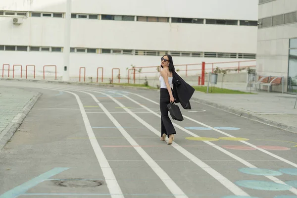 Όμορφη Επιχειρηματίας Περπατά Γρήγορα Στη Συνάντησή Της — Φωτογραφία Αρχείου