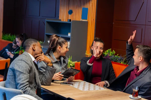 Groep Van Multiraciale Zakenmensen Glimlachen Geven High Five Aan Elkaar — Stockfoto