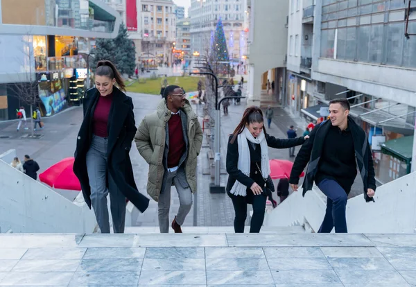 Gruppe Von Geschäftstüchtigen Multirassischen Menschen Gehen Die Sterne Hoch Und — Stockfoto